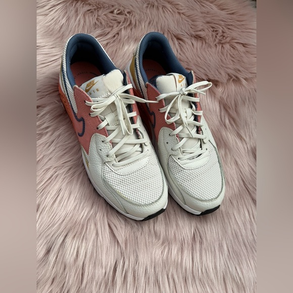 Nike White and Red Athletic Shoes with Air Max Design - Picture 3 of 10